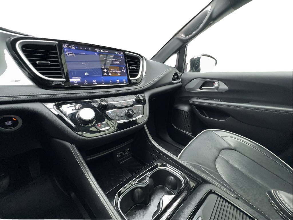 Used 2025 Chrysler Pacifica Limited FWD image 41