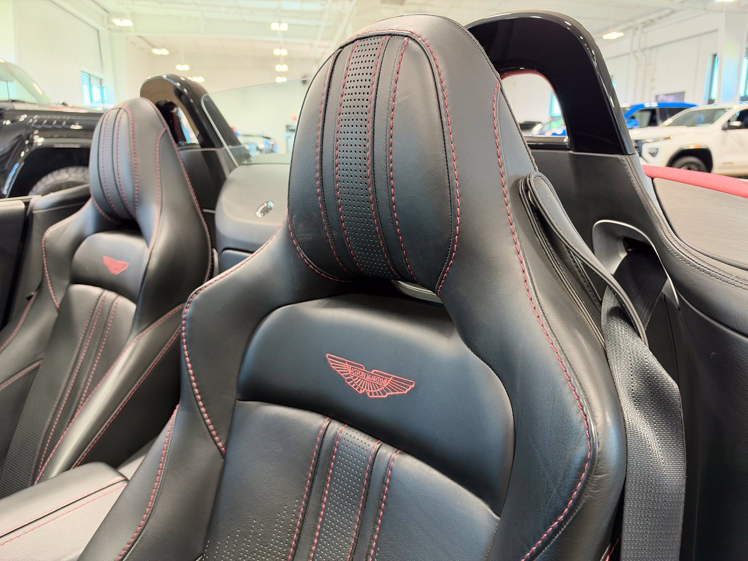 Used 2021 Aston Martin V8 Vantage Roadster RWD image 23