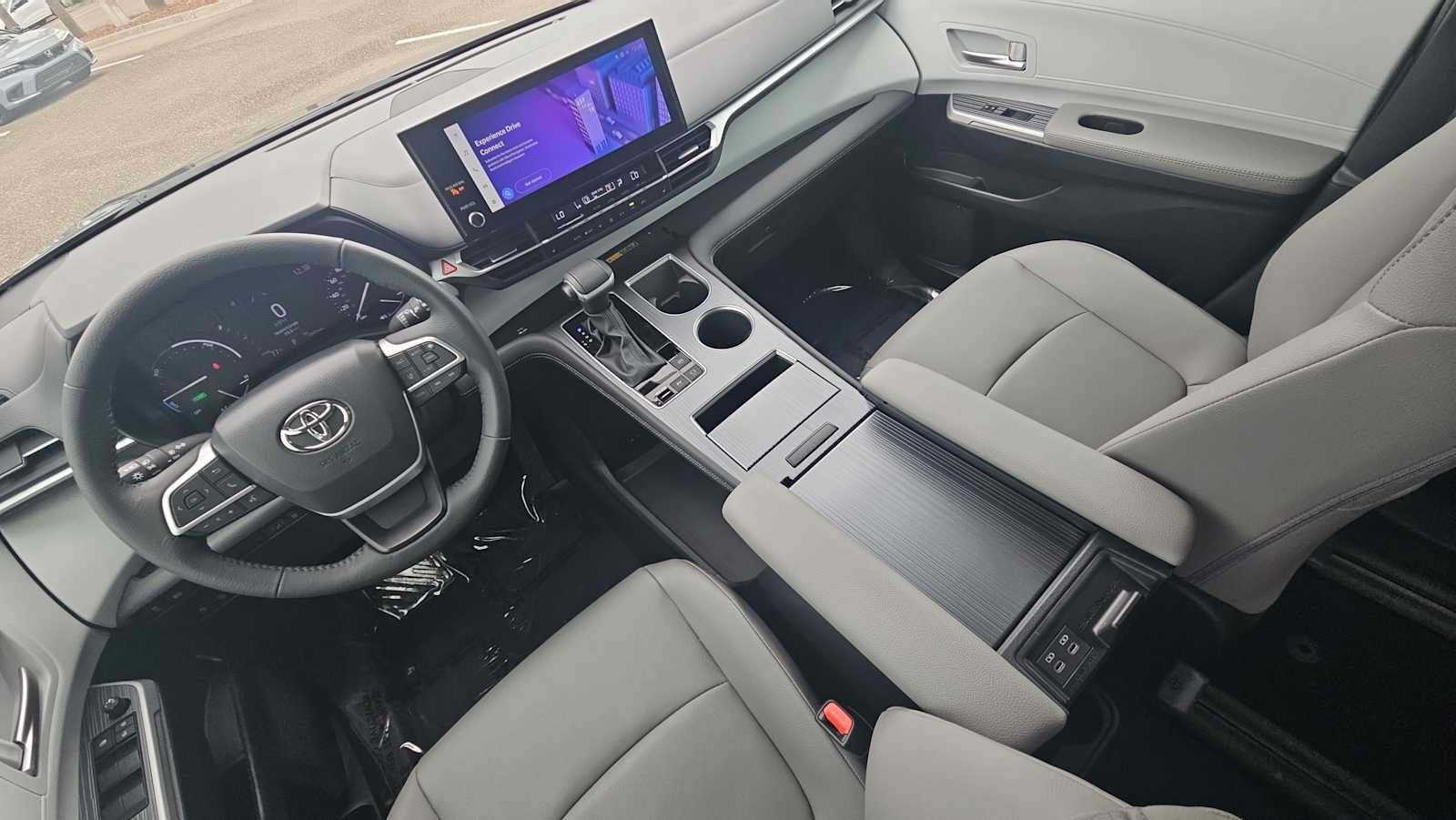 Used 2025 Toyota Sienna XLE w/ XLE Plus Package FWD image 23