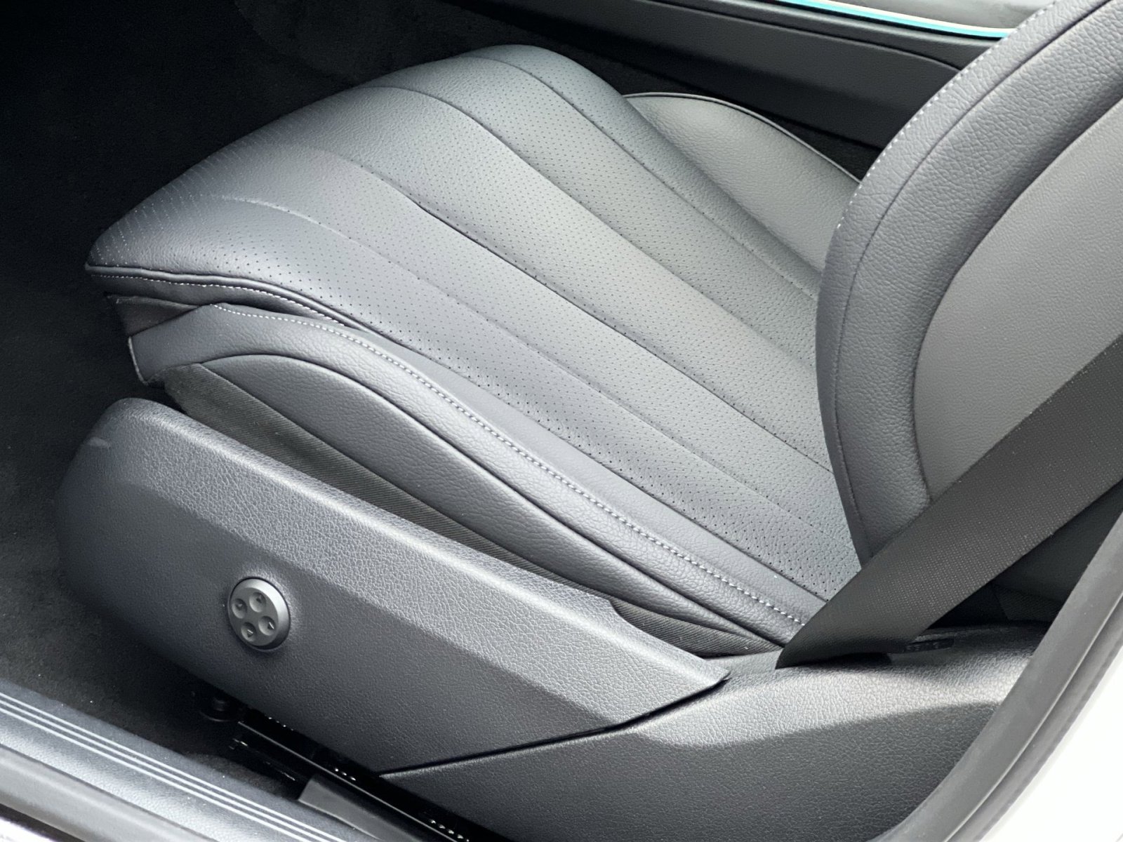 New 2026 Mercedes-Benz E 350 4MATIC Sedan image 12