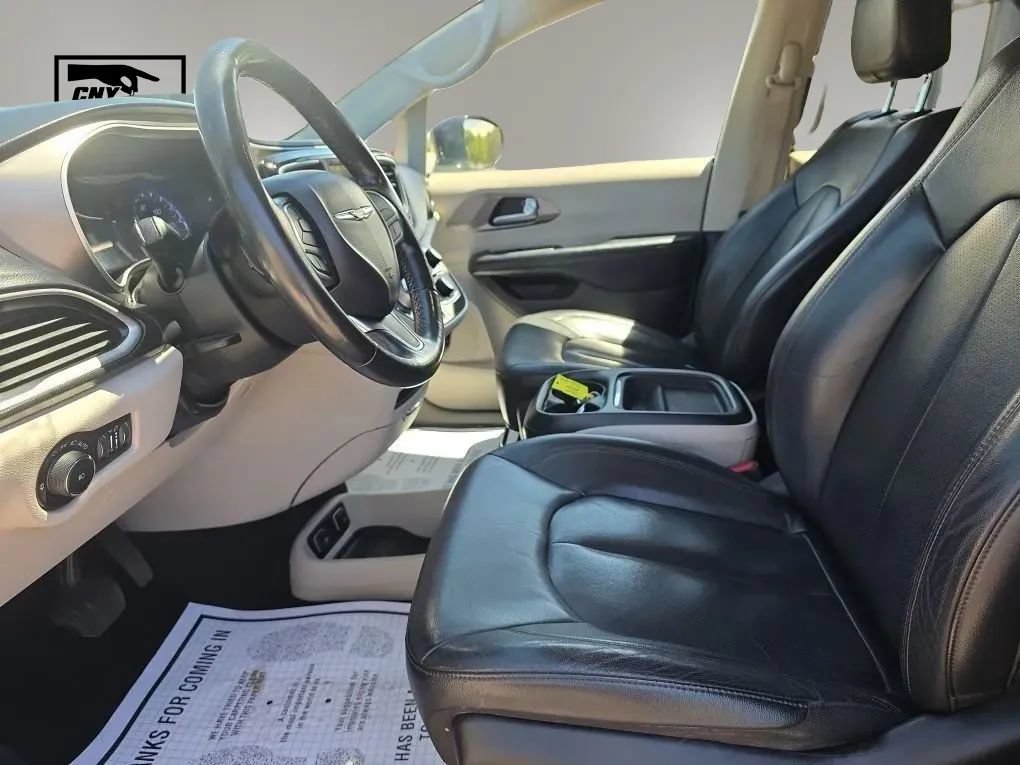 Used 2020 Chrysler Pacifica Touring-L FWD image 9
