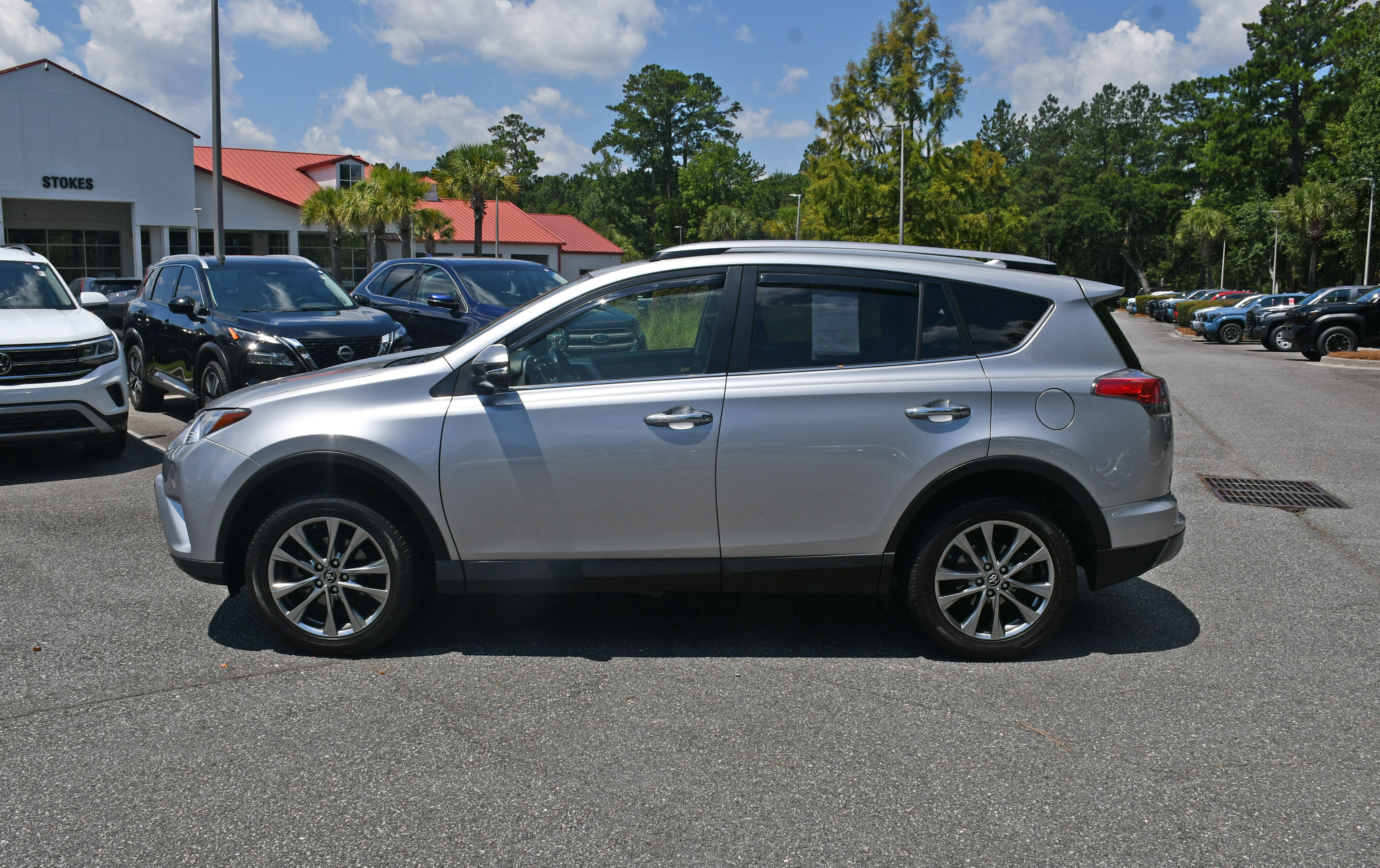 Used 2018 Toyota RAV4 Limited FWD image 2