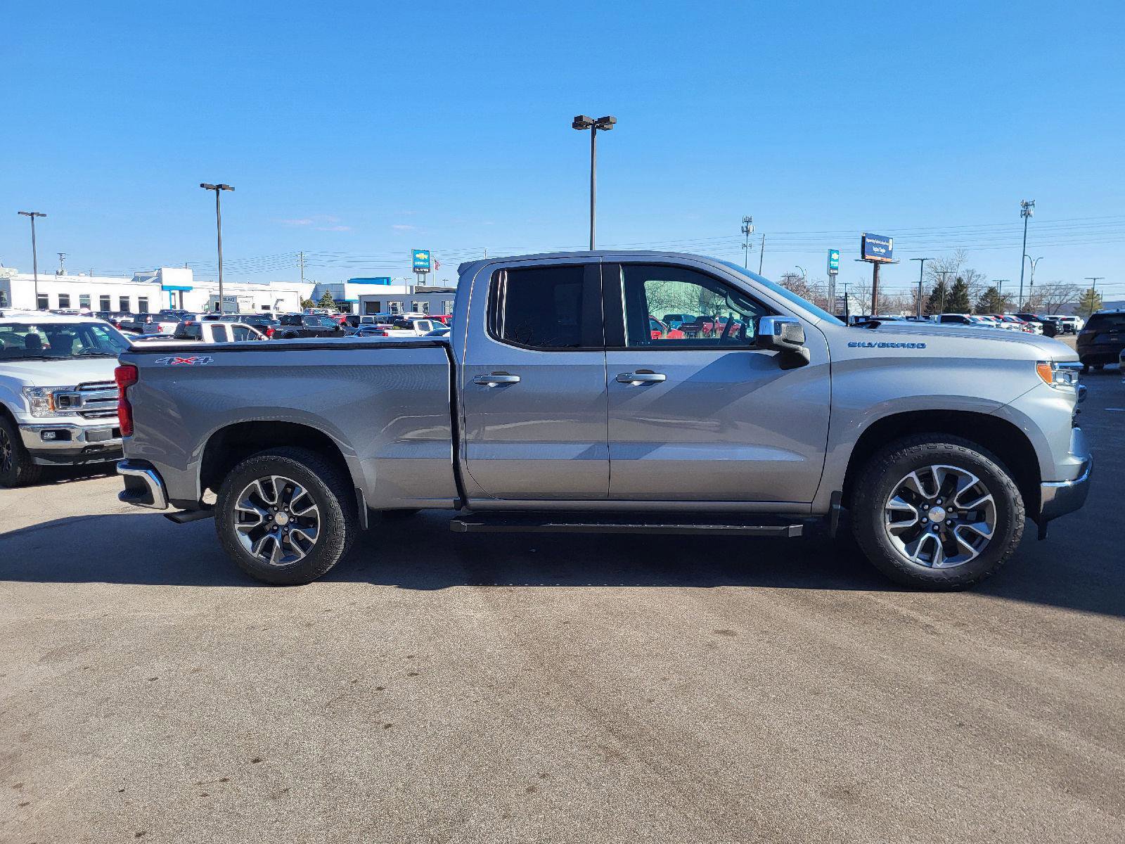 Used 2024 Chevrolet Silverado 1500 LT image 2
