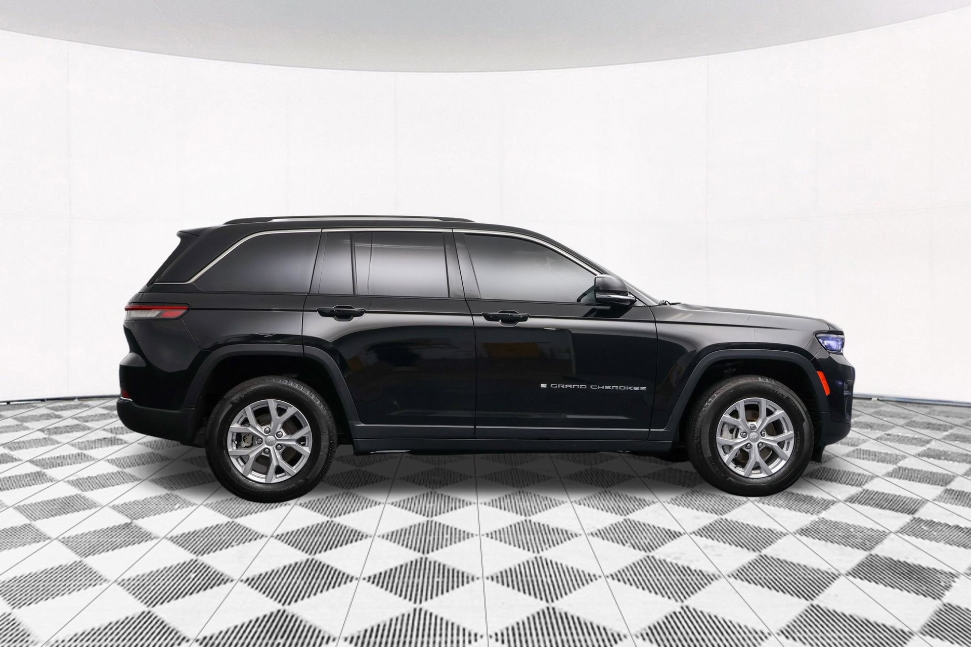 Used 2023 Jeep Grand Cherokee Limited AWD/4WD image 46
