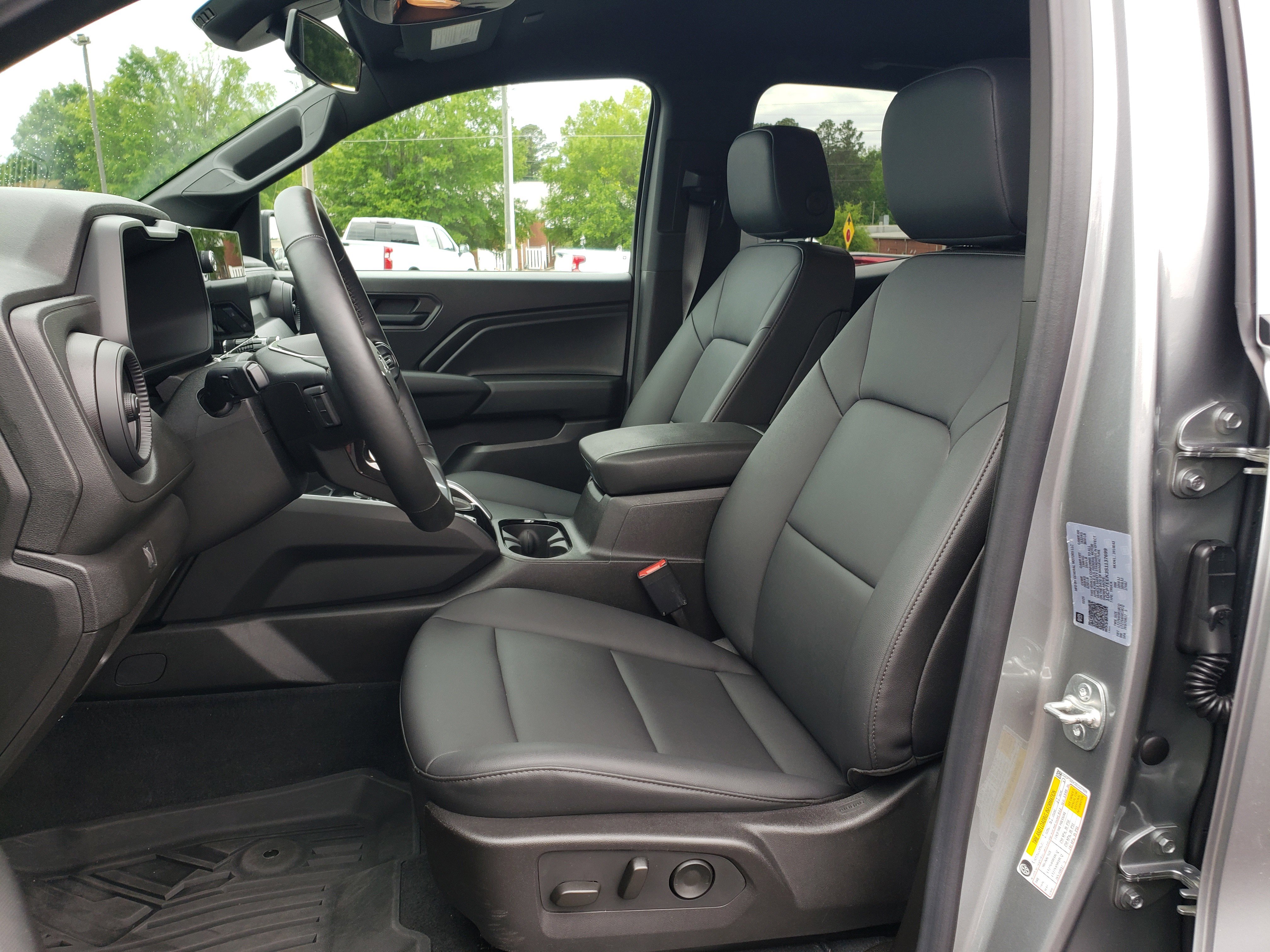Used 2025 Chevrolet Colorado Trail Boss AWD/4WD image 28