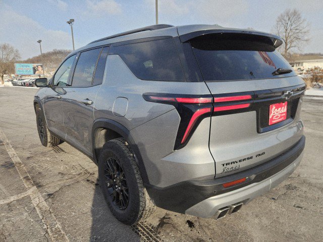 Used 2025 Chevrolet Traverse Z71 image 3