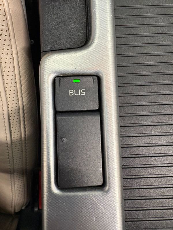 Used 2011 Volvo C70 T5 w/ Multimedia Pkg image 18