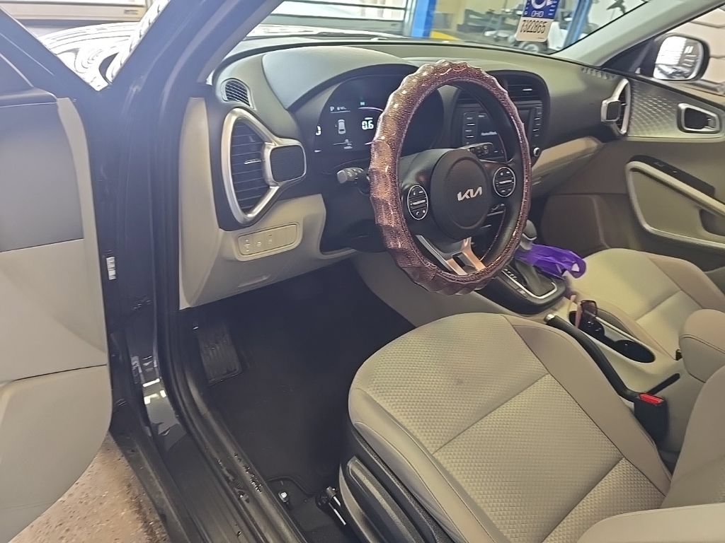 Used 2023 Kia Soul LX FWD image 5