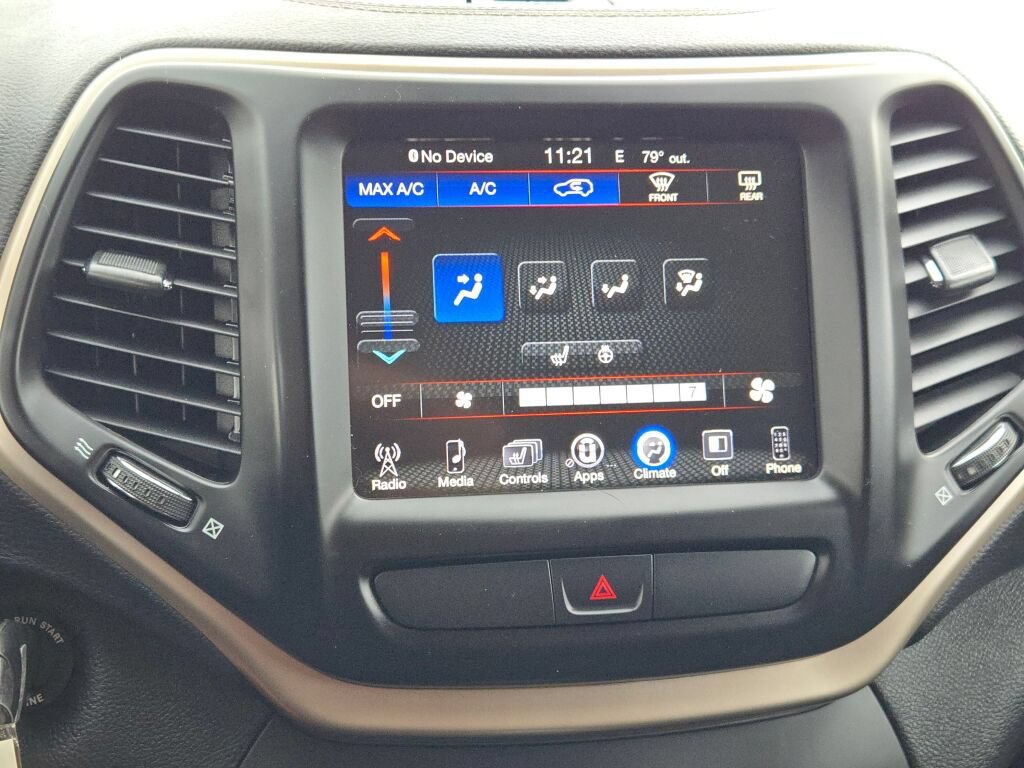 Used 2016 Jeep Cherokee Latitude w/ Cold Weather Group AWD/4WD image 27