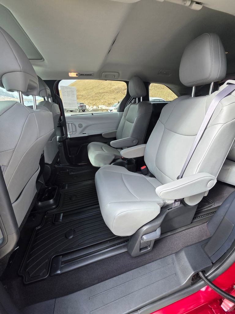 Used 2025 Toyota Sienna XLE w/ XLE Plus Package image 9