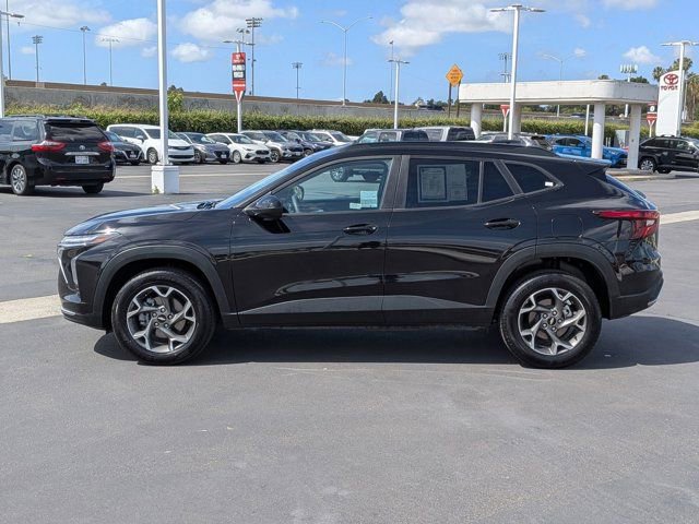 Used 2025 Chevrolet Trax LT FWD image 12