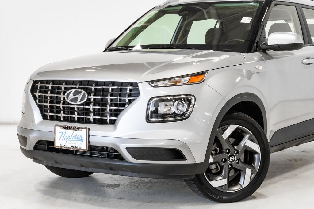 Used 2025 Hyundai Venue SEL FWD image 2