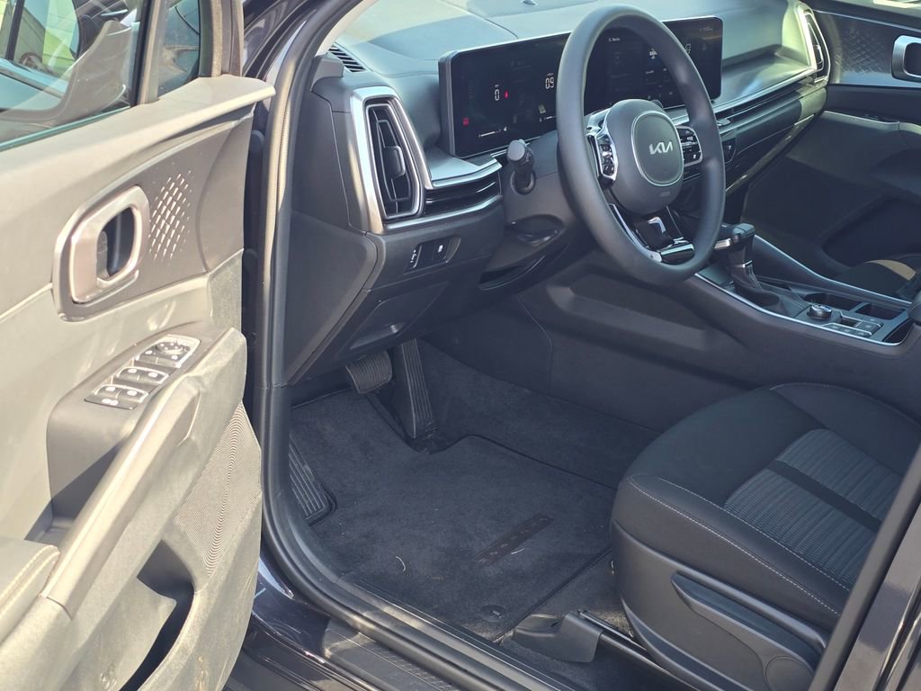 Certified 2025 Kia Sorento LX image 9