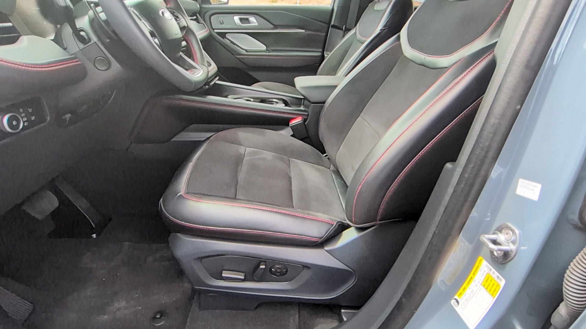 Used 2025 Ford Explorer ST RWD image 15