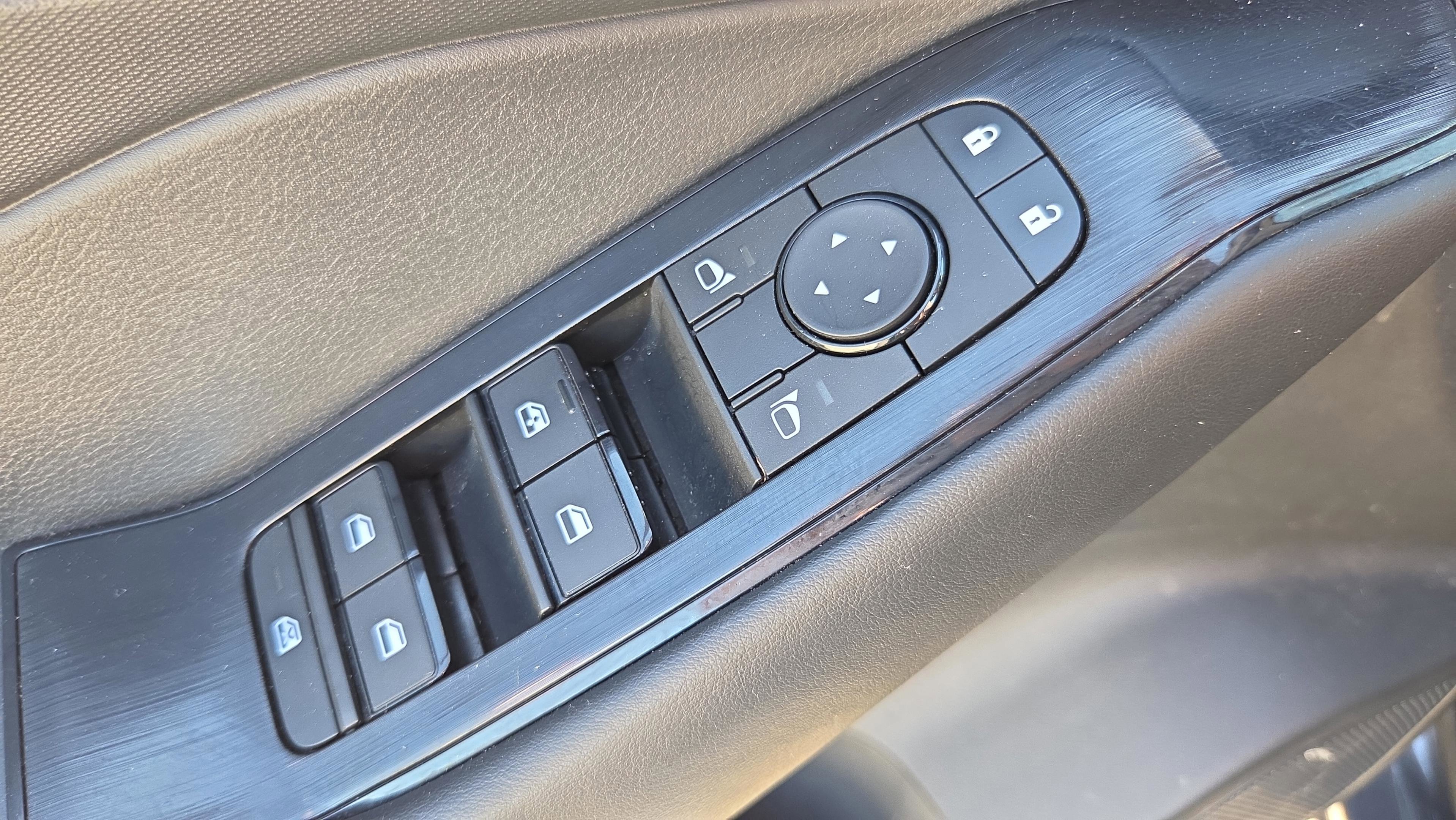 Used 2025 Nissan Rogue S image 30