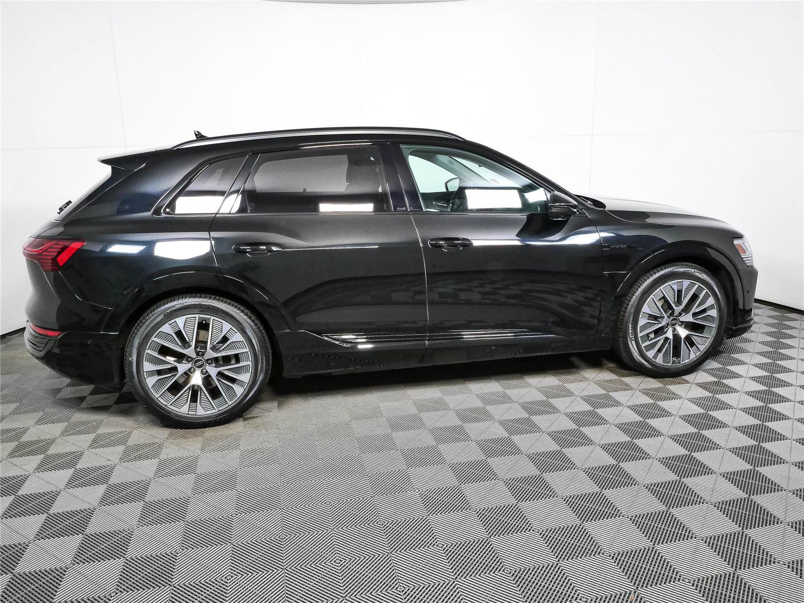 Used 2024 Audi Q8 e-tron Prestige w/ Prestige Package AWD/4WD image 2