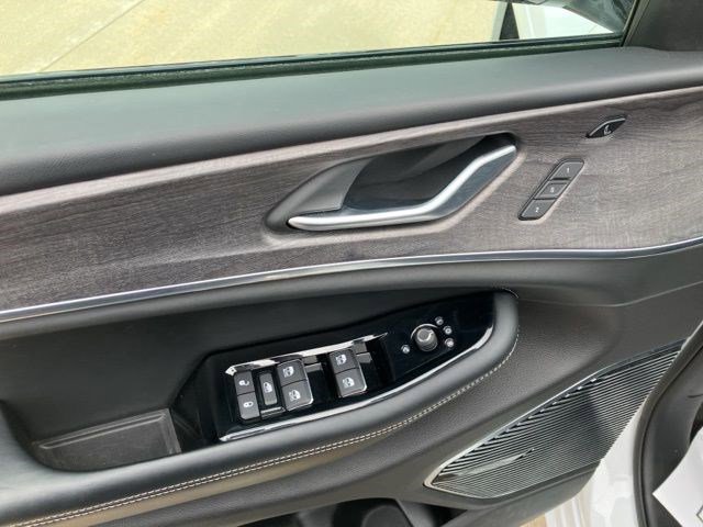 Certified 2022 Jeep Grand Cherokee Overland w/ Advanced Protech Group III AWD/4WD image 11