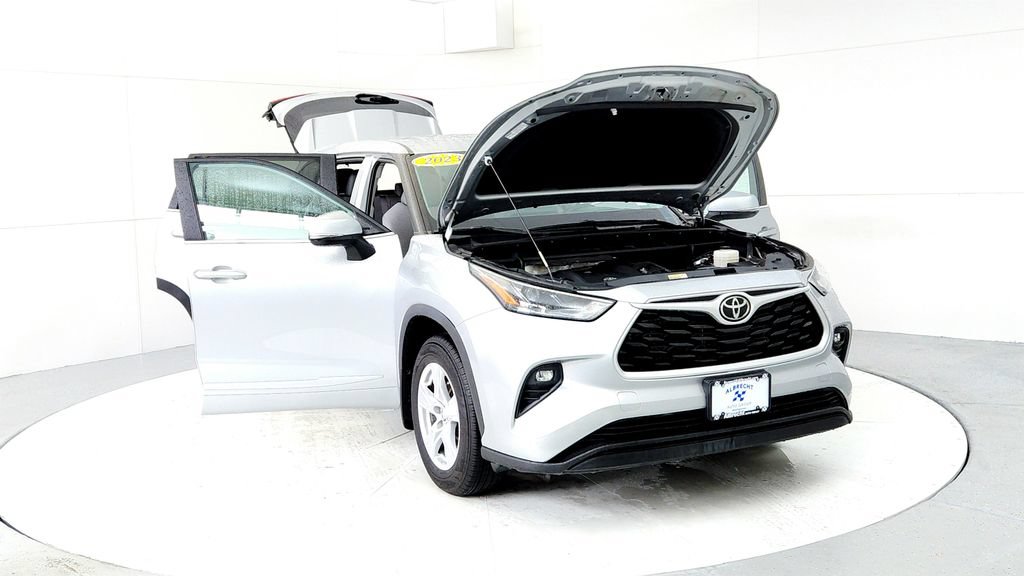 Used 2023 Toyota Highlander LE AWD/4WD image 9
