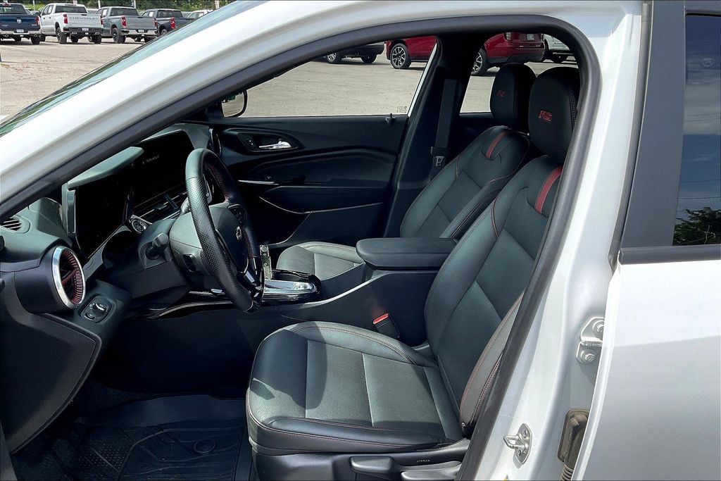 Used 2025 Chevrolet Trax RS w/ Driver Confidence Package FWD image 22