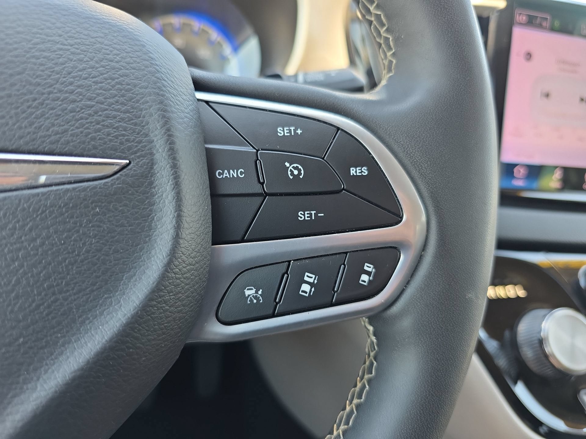 Used 2023 Chrysler Pacifica Touring-L FWD image 21