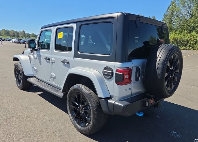 Used 2023 Jeep Wrangler Unlimited Sahara w/ Cold Weather Group AWD/4WD image 2