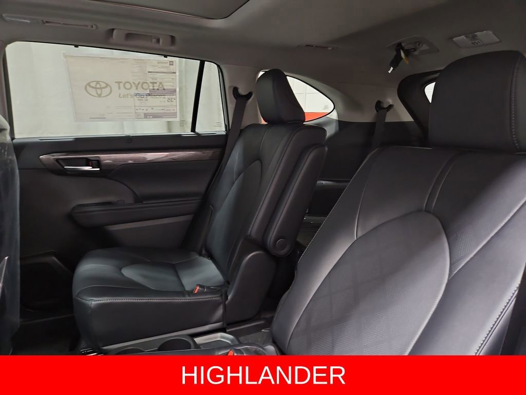 New 2026 Toyota Highlander Platinum image 24