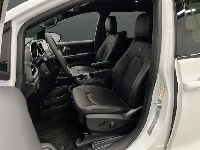 New 2026 Chrysler Pacifica Select image 4