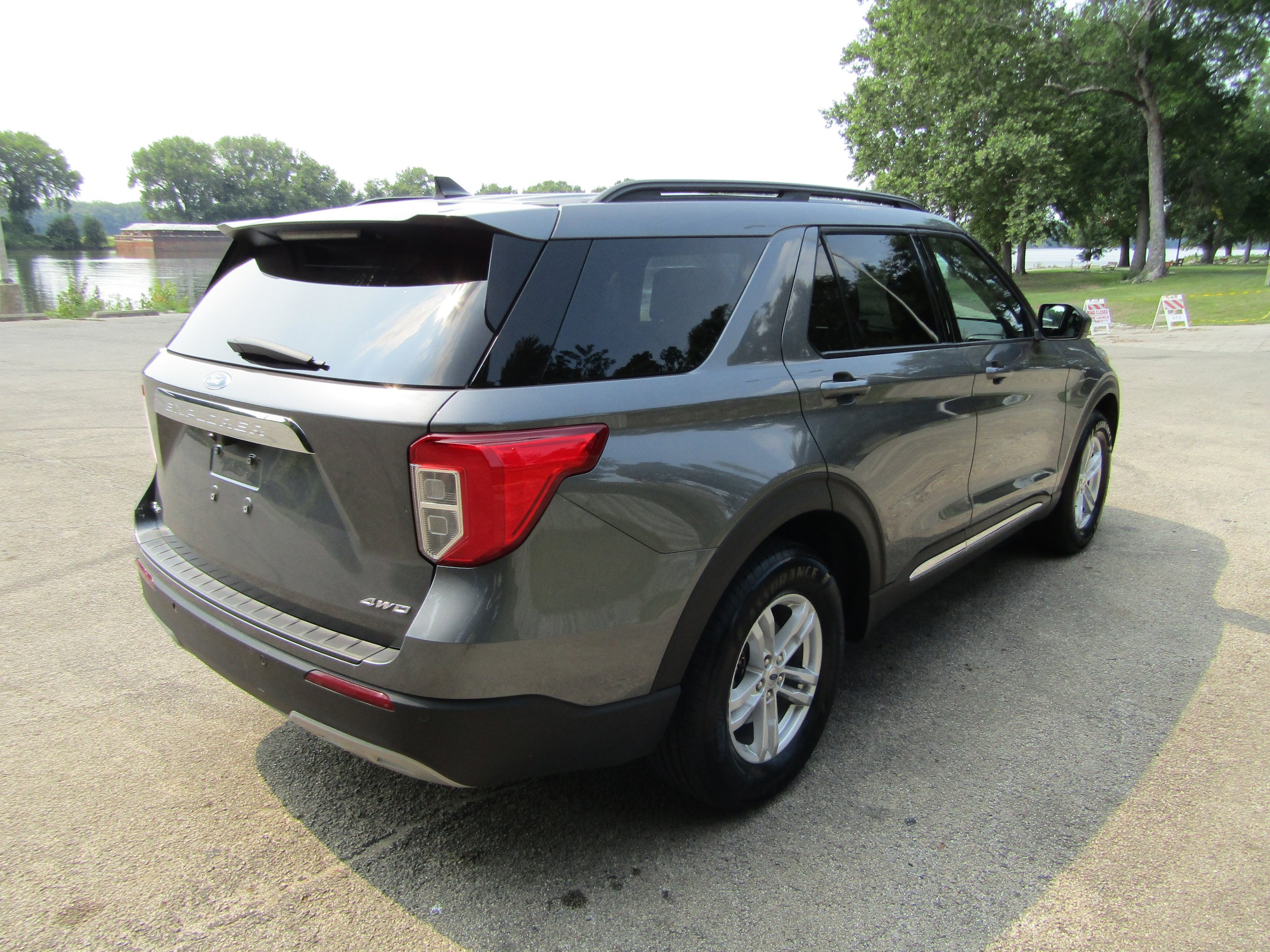 Used 2024 Ford Explorer XLT w/ Equipment Group 202A AWD/4WD image 4
