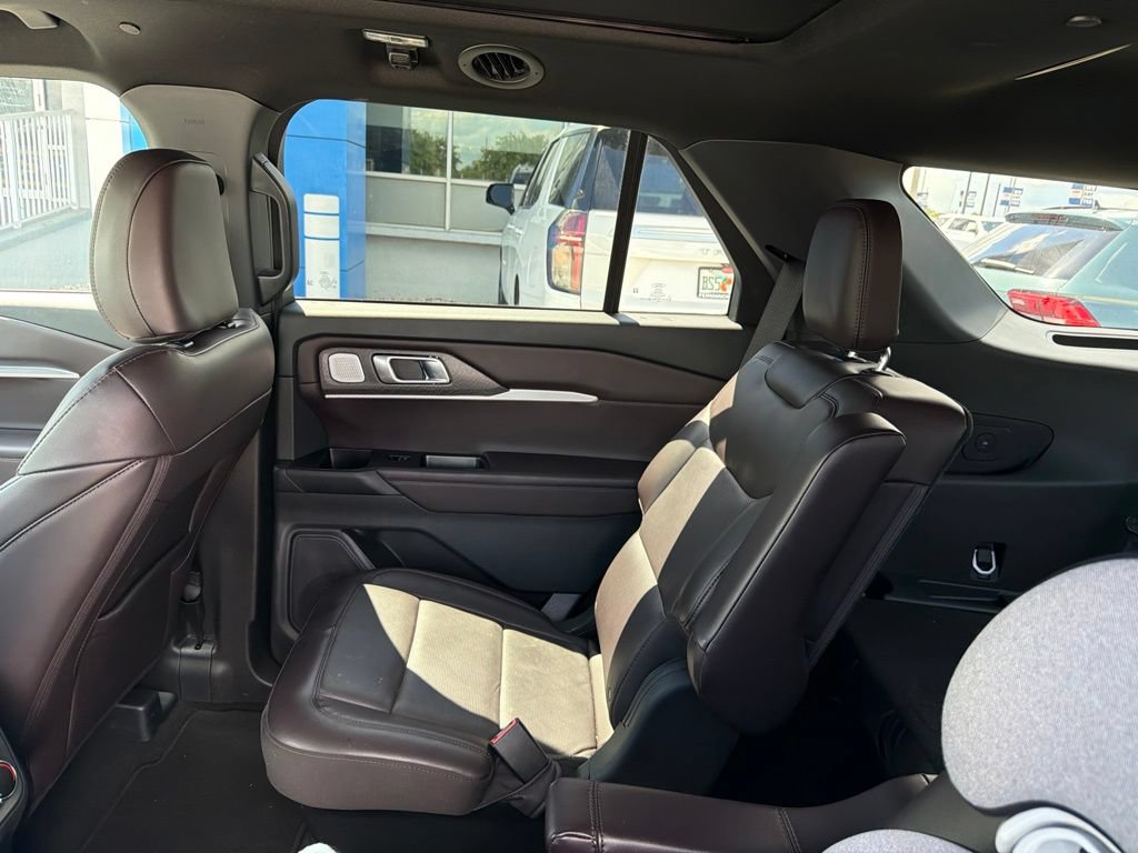 Used 2025 Ford Explorer Platinum RWD image 16