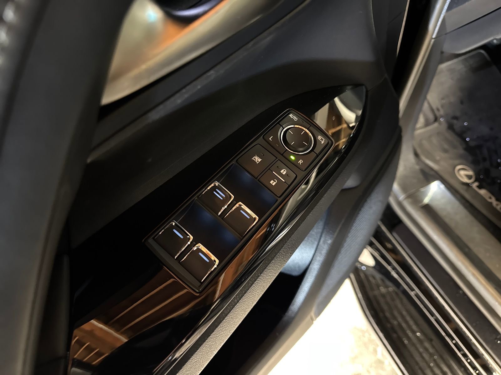 Used 2018 Lexus LX 570 4WD w/ Luxury Package image 15