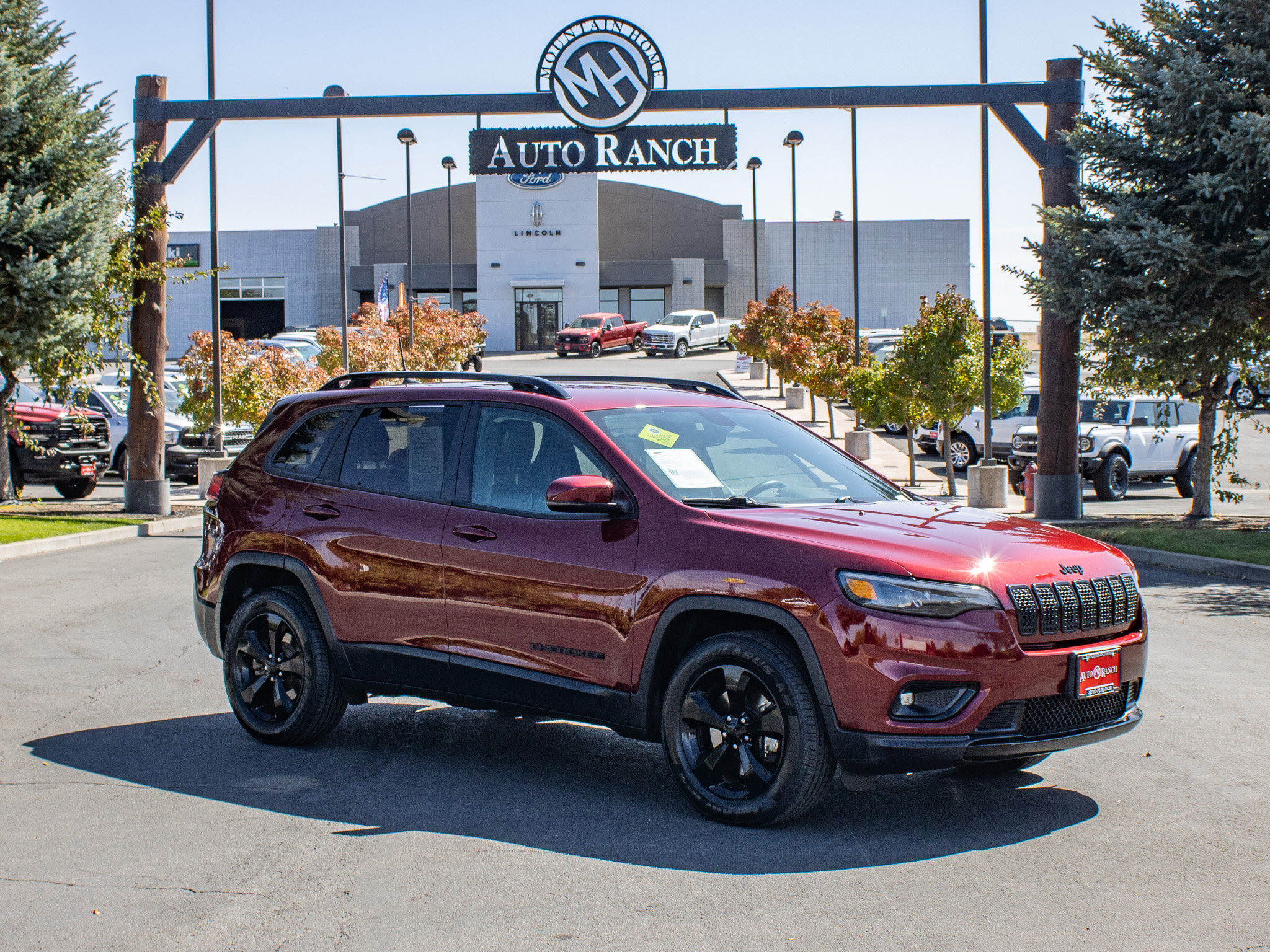 Used 2019 Jeep Cherokee Latitude Plus AWD/4WD image 1