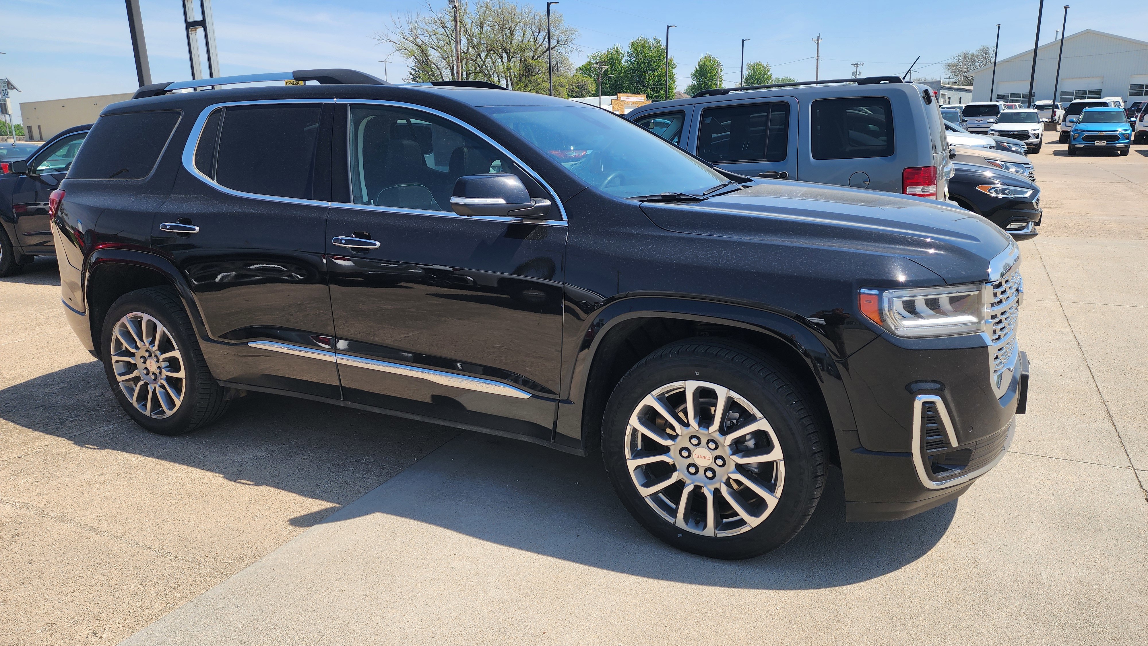 Used 2023 GMC Acadia Denali w/ Denali Technology Package AWD/4WD image 3