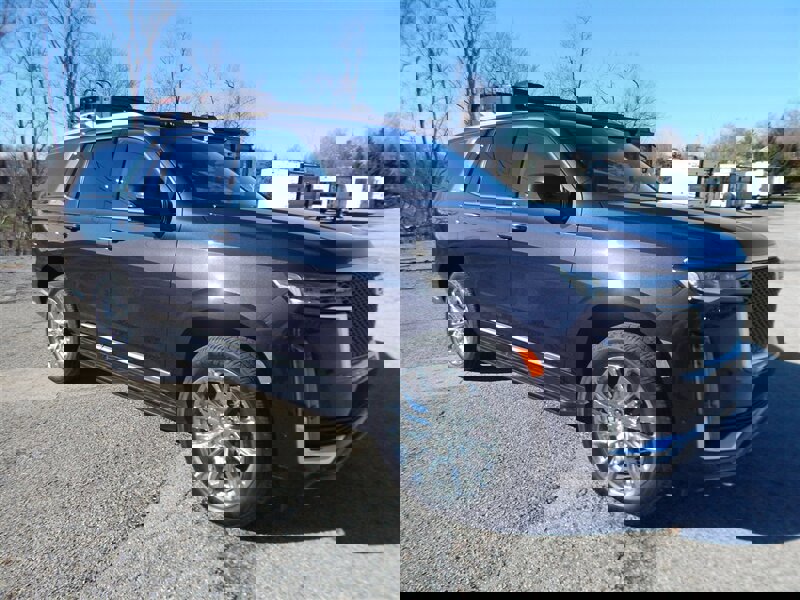 Used 2022 Cadillac Escalade Premium Luxury w/ LPO, Radiant Package image 3