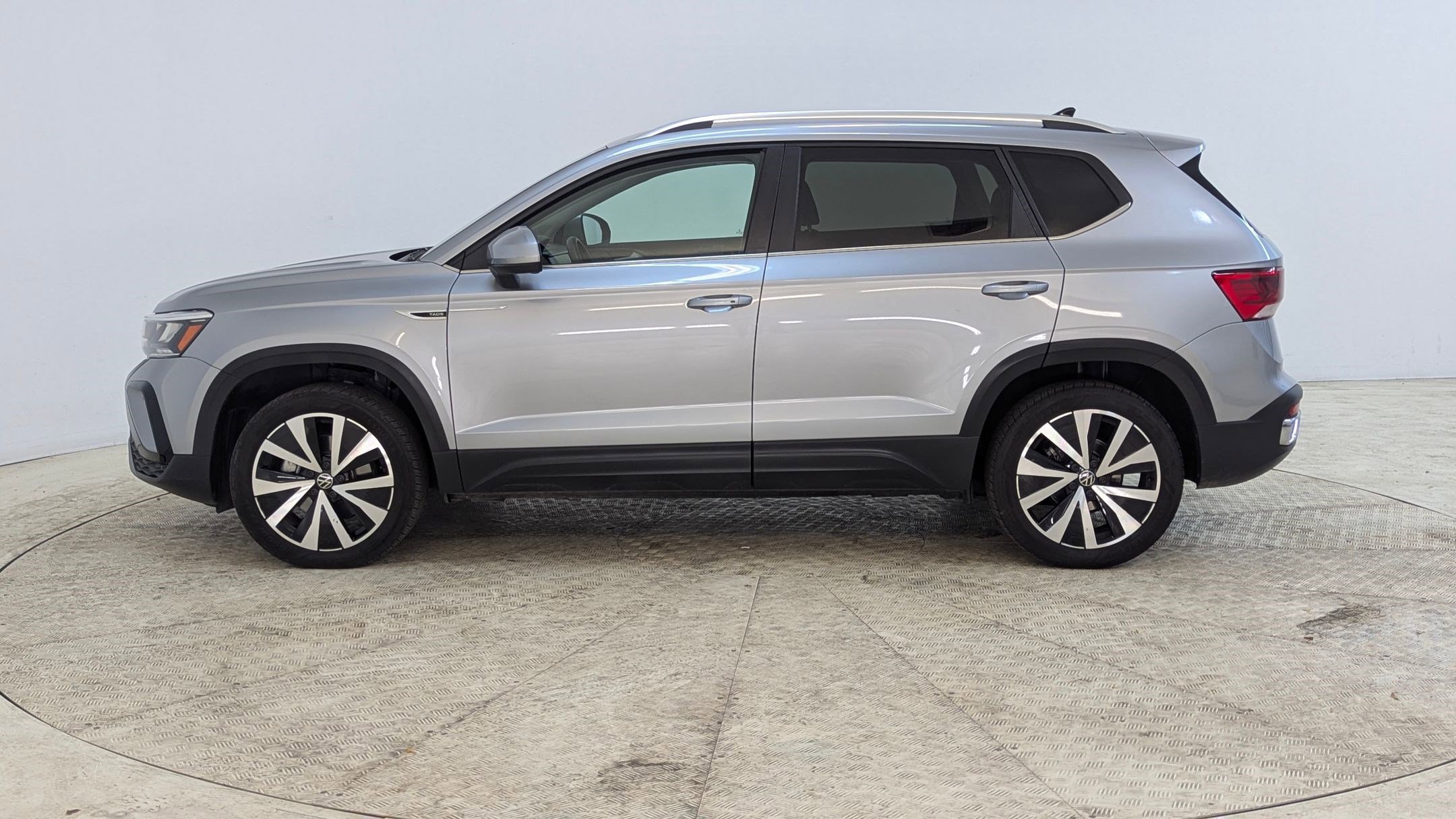 Used 2024 Volkswagen Taos SE image 2