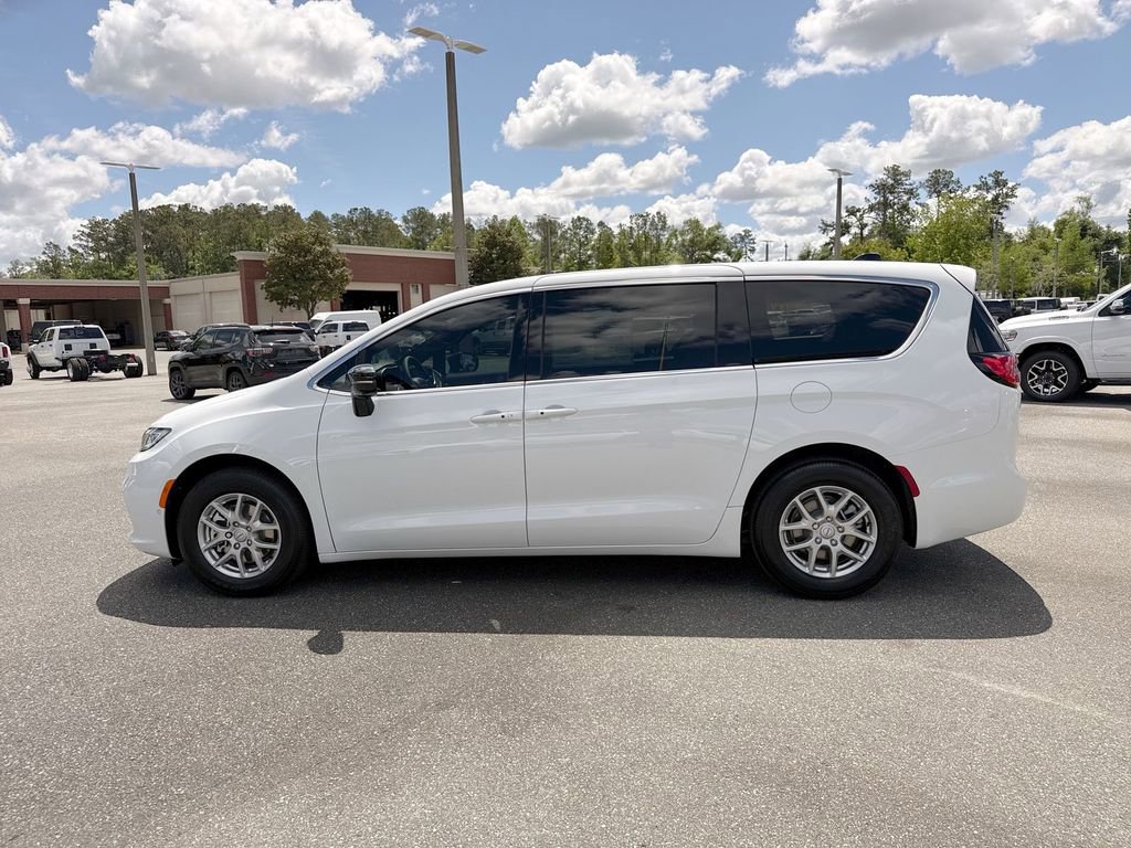 New 2026 Chrysler Pacifica Select image 6