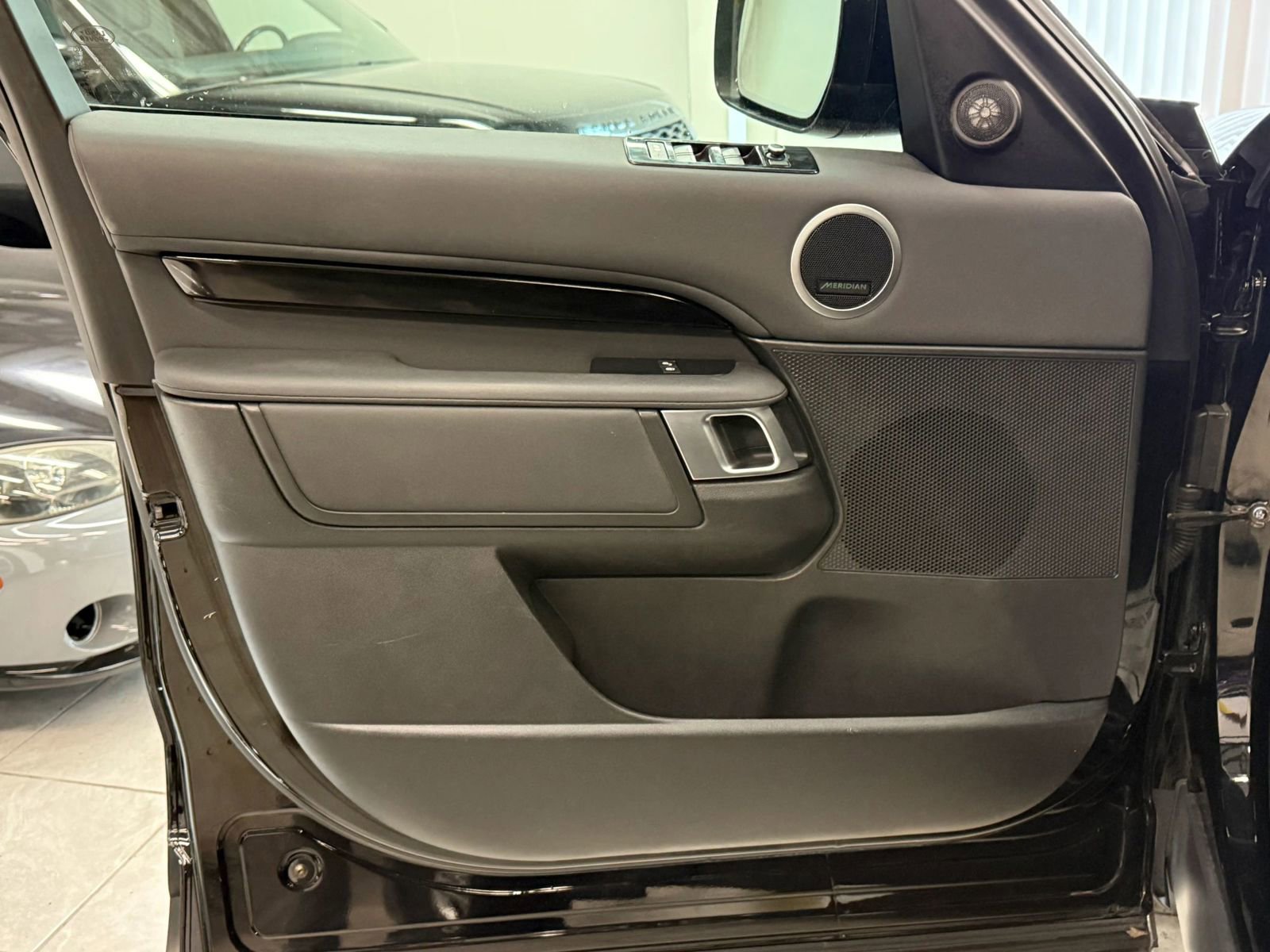 Used 2020 Land Rover Discovery SE image 14