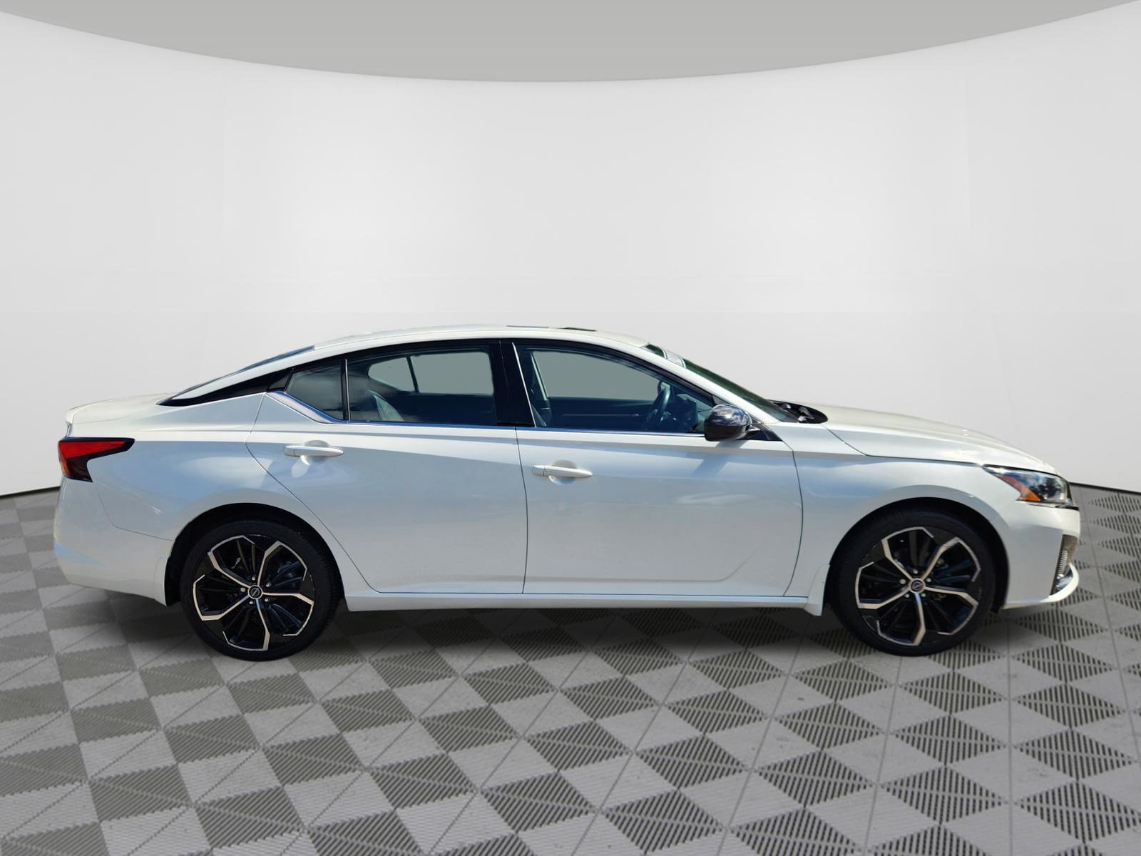 Certified 2023 Nissan Altima 2.5 SR w/ SR Premium Package AWD/4WD image 6