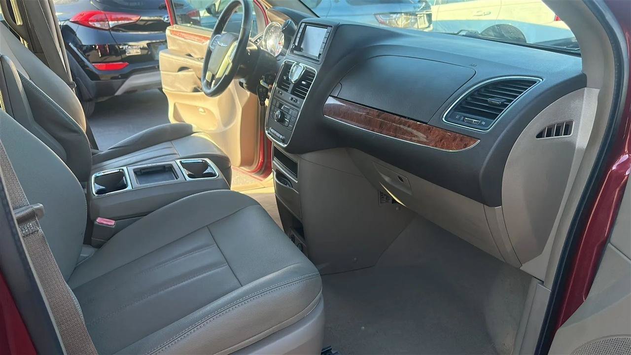 Used 2016 Chrysler Town & Country Touring FWD image 39