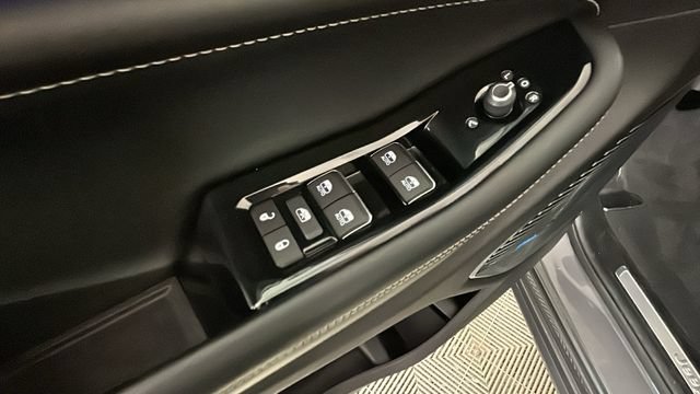 Used 2023 Jeep Grand Cherokee Overland AWD/4WD image 11