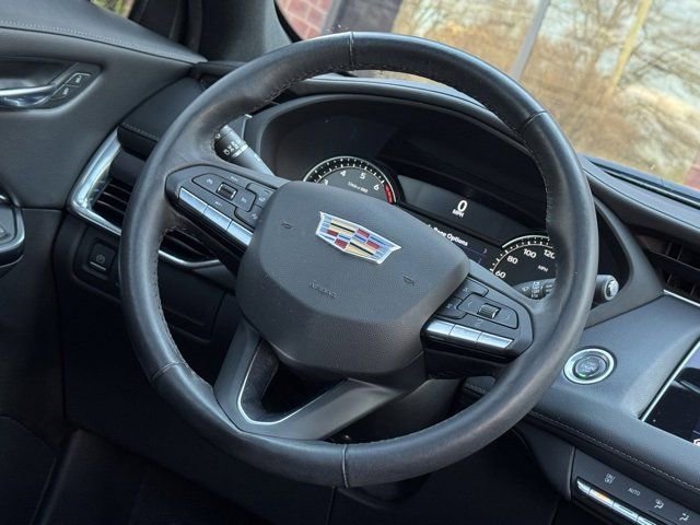 Used 2022 Cadillac XT4 Luxury w/ Cold Weather Package image 9