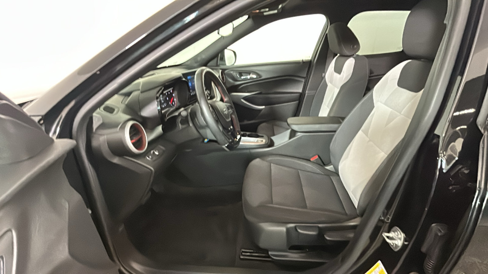 Used 2025 Chevrolet Trax RS w/ Sunroof Package FWD image 14