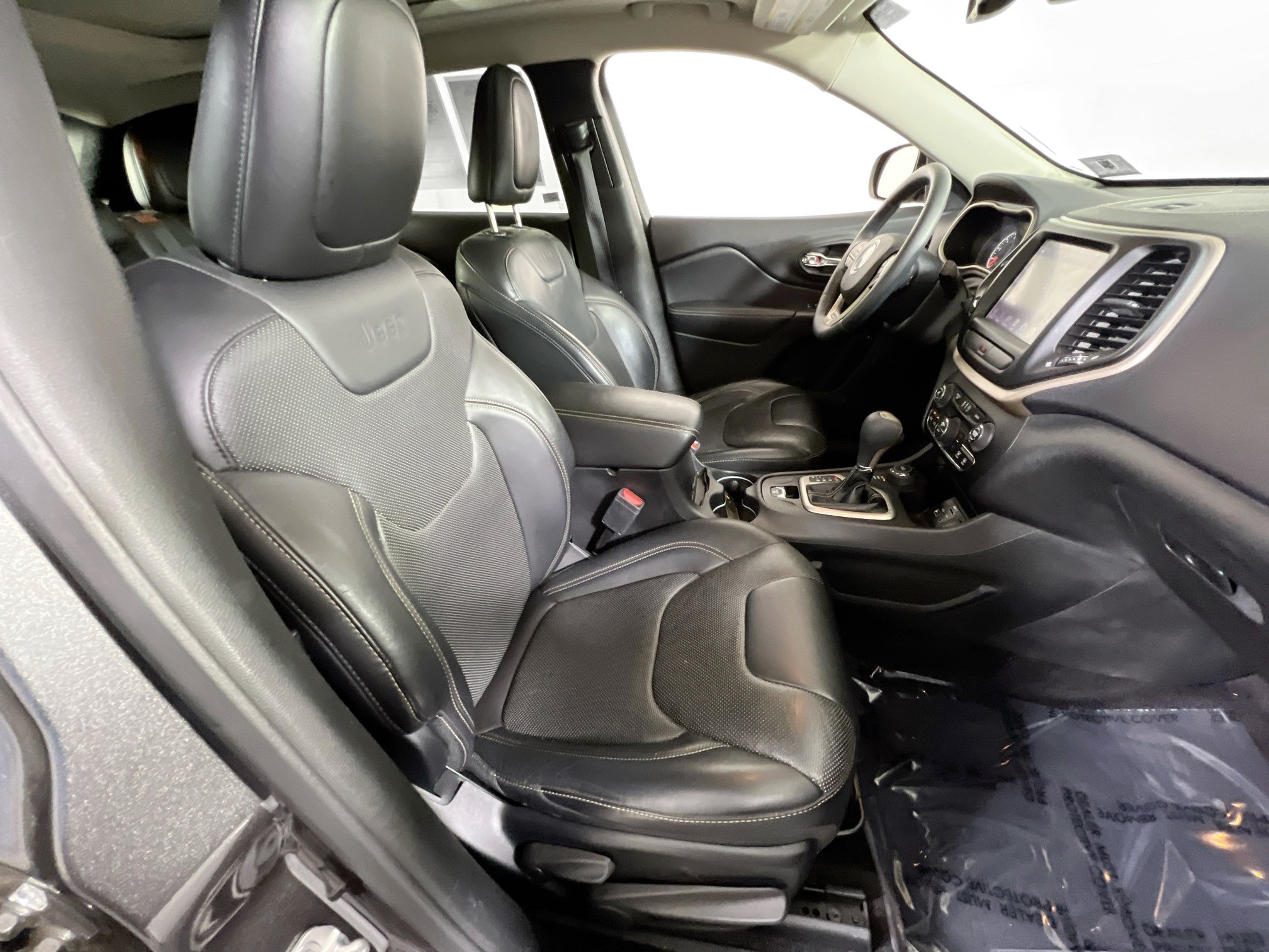 Used 2017 Jeep Cherokee Limited w/ Luxury Group AWD/4WD image 28