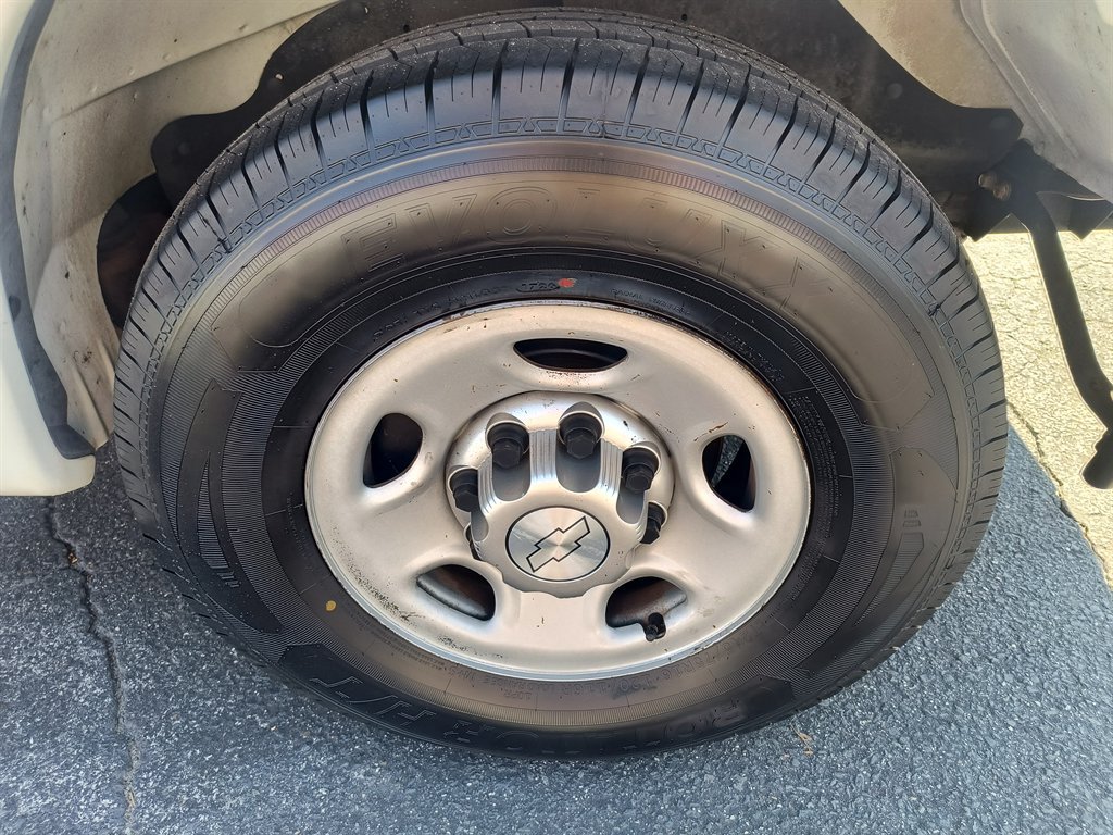 Used 2015 Chevrolet Express 2500 RWD image 12