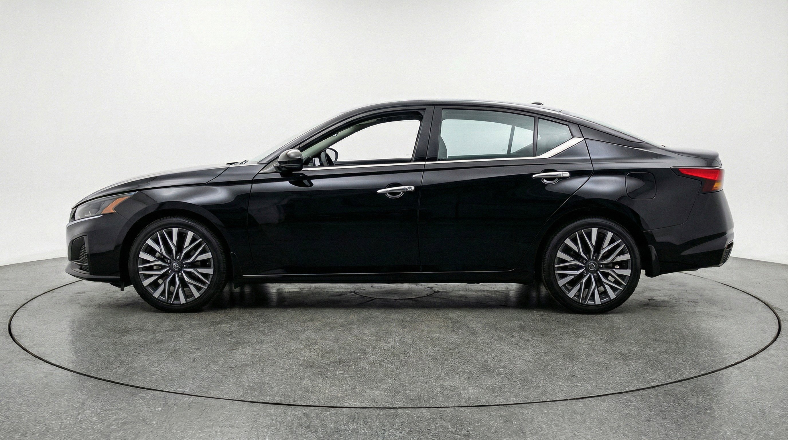 Used 2025 Nissan Altima 2.5 SV FWD image 5