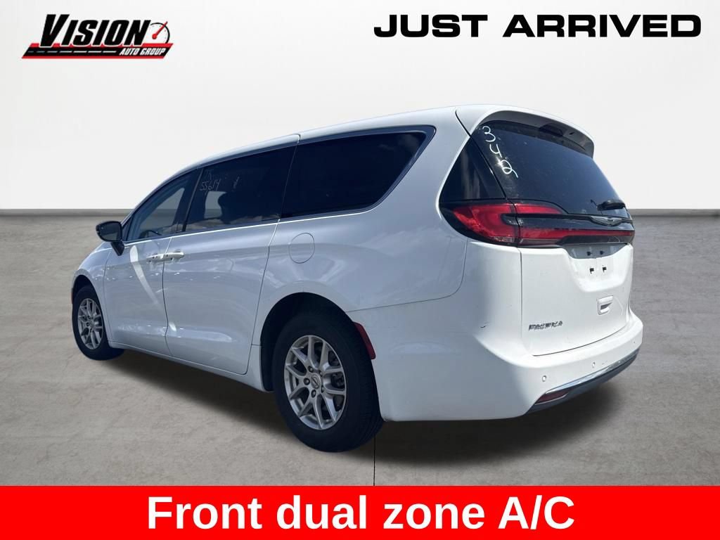 Used 2024 Chrysler Pacifica Touring-L FWD image 8