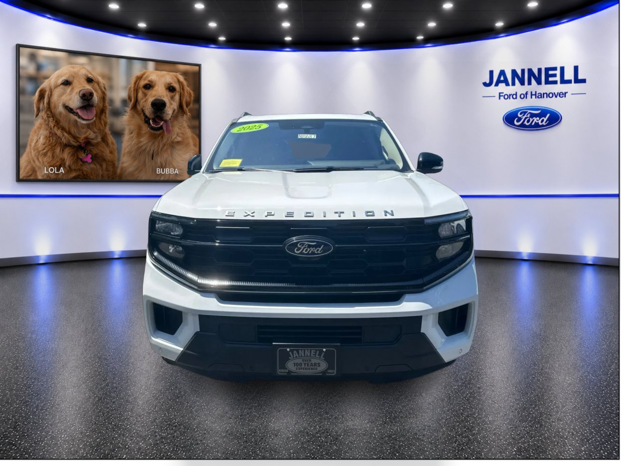 Used 2025 Ford Expedition Active AWD/4WD image 2