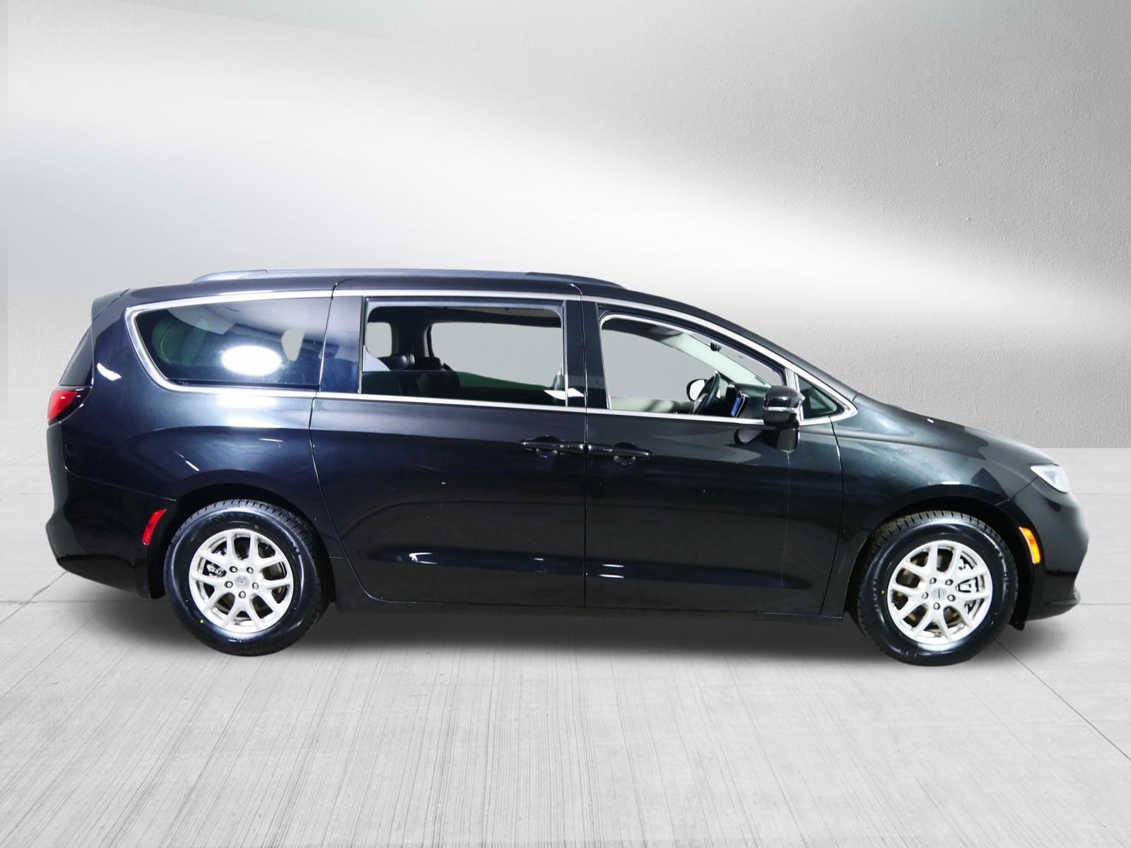 Used 2022 Chrysler Pacifica Touring-L image 8