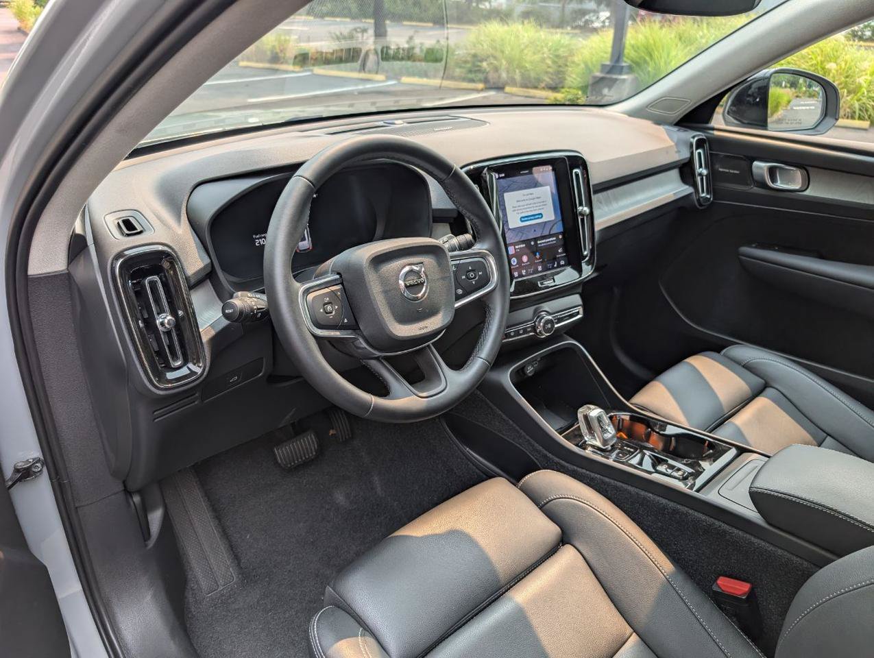 Used 2025 Volvo XC40 B5 Ultra AWD/4WD image 9