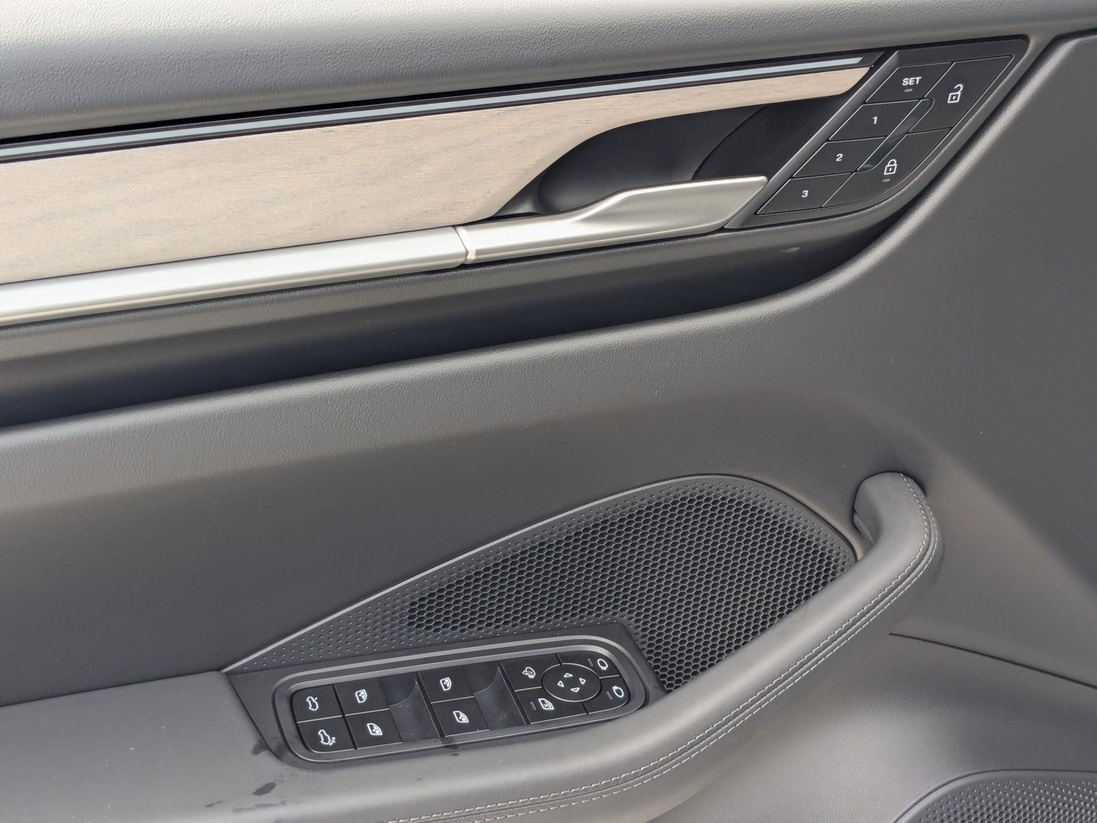 New 2025 Porsche Macan 4S Electric image 15