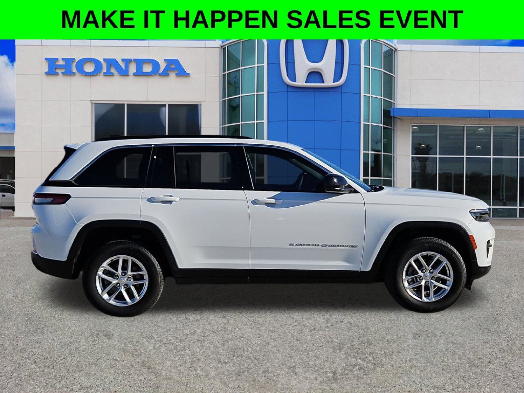 Used 2025 Jeep Grand Cherokee Laredo X RWD image 2
